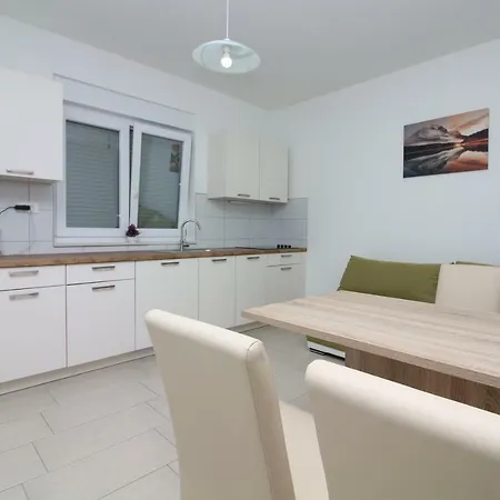 Apartament Nejasmic *
